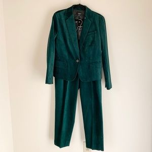 LIMITED EDITION - Tablots Green Velvet Suit 😍😍😍